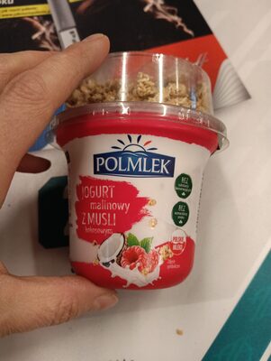 Jogurt malinowy z musli kokosowym Polmlek